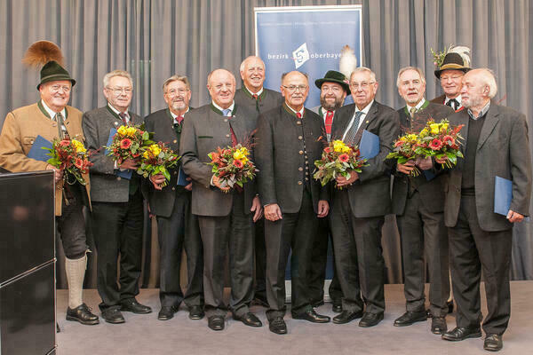 Gruppenfoto mit elf Personen, in der Mitte Bezirkstagspräsident Josef Mederer. Einige halten einen Blumenstrauß in der Hand.