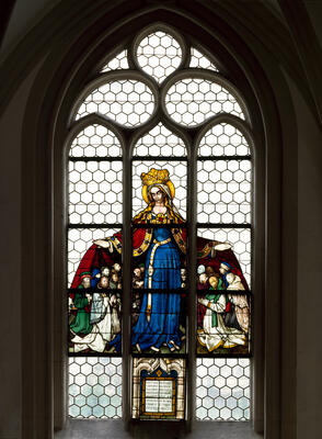 Bleiglasfenster mit der Gottesmutter Maria, die ihren Mantel aufhält