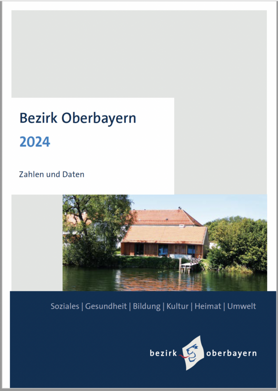 Cover: Bezirk Oberbayern 2024, Zahlen und Fakten, ein Foto mit einem Bootshaus un Bumen an einem Seeufer