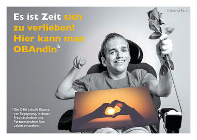 Plakat mit Mann im Rollstuhl mit Foto auf dem Schoß und dem Schriftzug es ist Zeit sich zu verlieben! Hier kann man OBAndln 