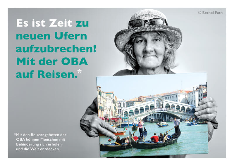 Plakat mit einer Frau, die ein Foto von Venedig in den Händen hält. Daneben der Schriftzu: Es ist Zeit zu neuen Ufern aufzubrechen! Mit der OBA auf Reisen.