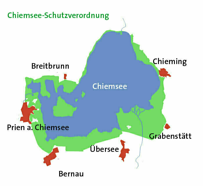 Karte vom Chiemsee mit eingezeichnetem Landschaftsschutzgebiet rings um den See, vor allem am südwestlichen und südlichen Ufer.