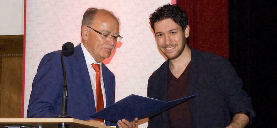 Bezirkstagspräsident Josef Mederer überreicht den Lore-Bronner-Preis an Daniel Wittmann