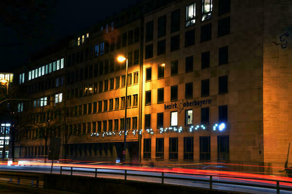 Das Verwaltungsgebäude des Bezirks Oberbayern in der Prinzregentenstraße München bei Nacht