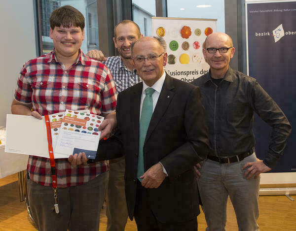 Gruppenfoto mit Erwachsenen im Bezirk Oberbayern. Zweiter von rechts ist Bezirkstagspräsident Josef Mederer.