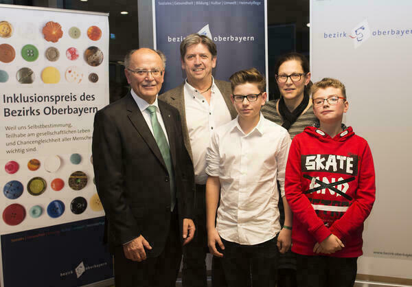 Gruppenfoto mit Jugendlichen und Erwachsenen im Bezirk Oberbayern. Links im Bild Bezirkstagspräsident Josef Mederer.
