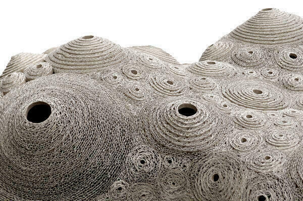 Ein aus Wellpappe hergestelltes Kunstwerk namens Asteroid