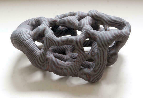 Eine aus Baumwolljersey genähte und mit Watte gefüllte Struktur, die einem Labyrinth ähnelt.