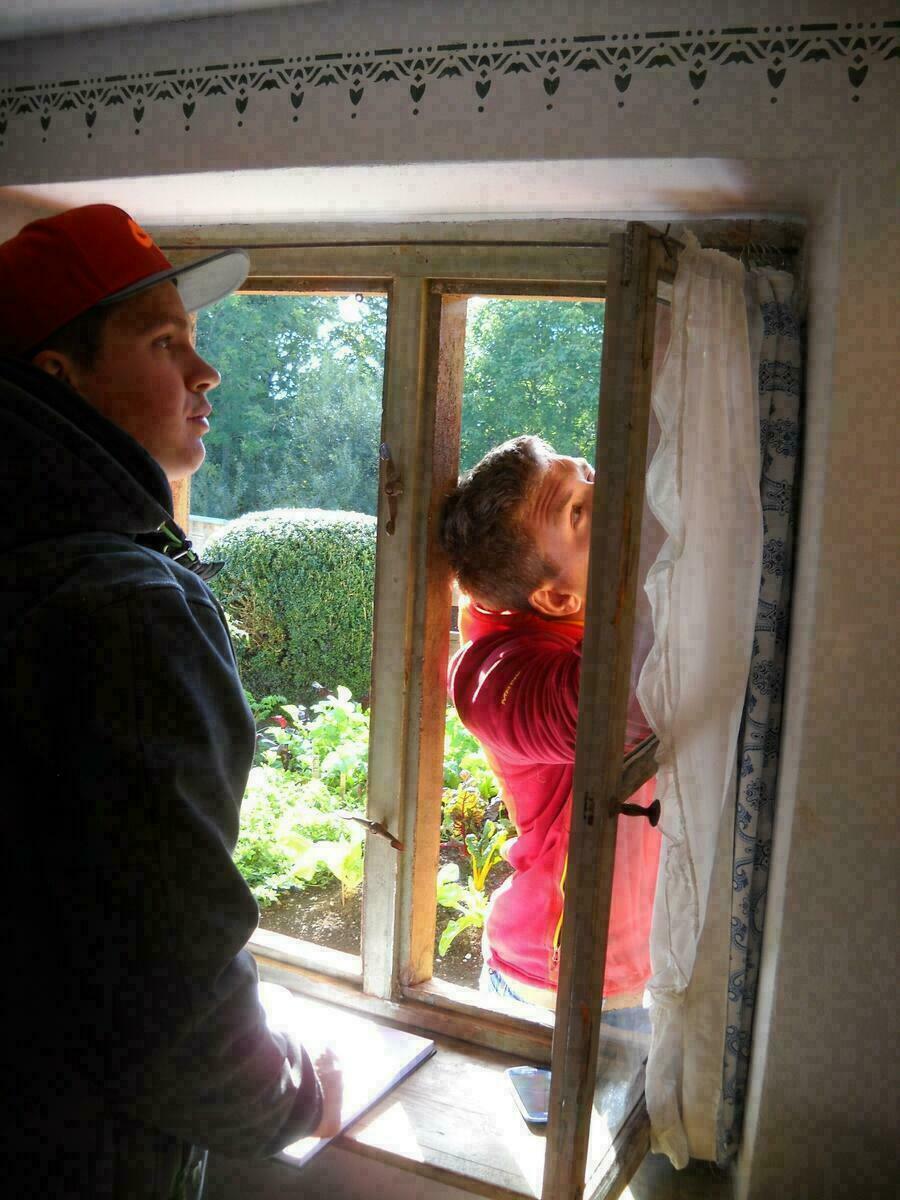 Zwei junge Männer arbeiten an einem Fenster