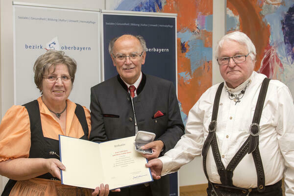 Gruppenfoto mit Urkunde und Medaille, Gabi Kunz steht auf der linken Seite.
