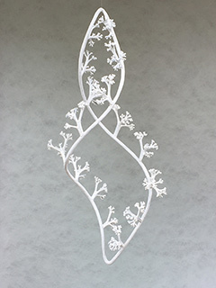 Ein weißes Kunstwerk mit filigranen Blüten