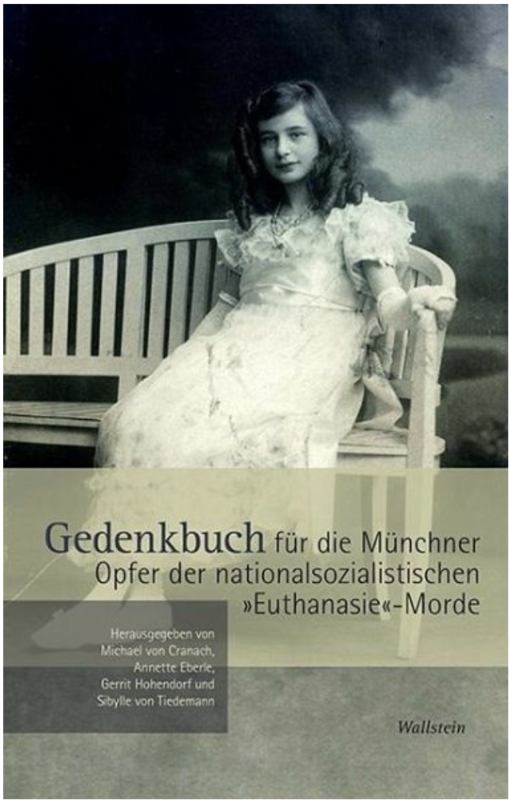 Cover Gedenkbuch: Fotografie einer jungen Frau.
