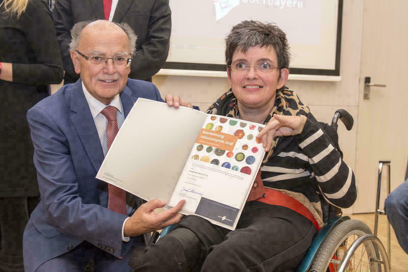 Gruppenbild mit einer Frau im Rollstuhl und Josef Mederer, links im Bild.