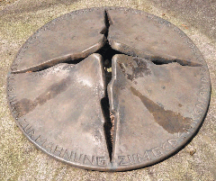 Mahnmal für die Opfer der "Euthanasie" in Haar:
Eine runde Bronzescheibe, die in der Mitte kreuzförmig aufbricht. Am Rand die inschrift: Zur Mahnung, Zum Gedenken an die Opfer