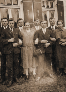 Auf dem Foto ist Johann Metzger mit ungefähr 18 Jahren an seinem letzten Schultag.
Auf dem Foto steht er in der ersten Reihe ganz links. Neben ihm stehen junge Männer und Frauen aus seiner Klasse.
Das Foto ist von 1928.