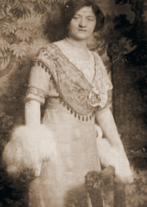 Auf dem Foto ist Anna Volke als junge Frau mit ungefähr 27 Jahren. Das Foto ist ungefähr von 1918.
