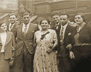 Auf dem Foto ist Helmuth Silberberg mit seiner Familie.
Er ist der Dritte von links. Das Foto ist von 1937.
Männer und Frauen aus seiner Klasse.
Das Foto ist von 1928.