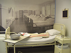 Ein altes Bett im Kranken-Haus Eglfing-Haar. Es steht heute im Psychiatrie-Museum