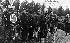 Adolf Hitler 1927 als Redner beim dritten Reichsparteitag der NSDAP (dem ersten in Nürnberg).