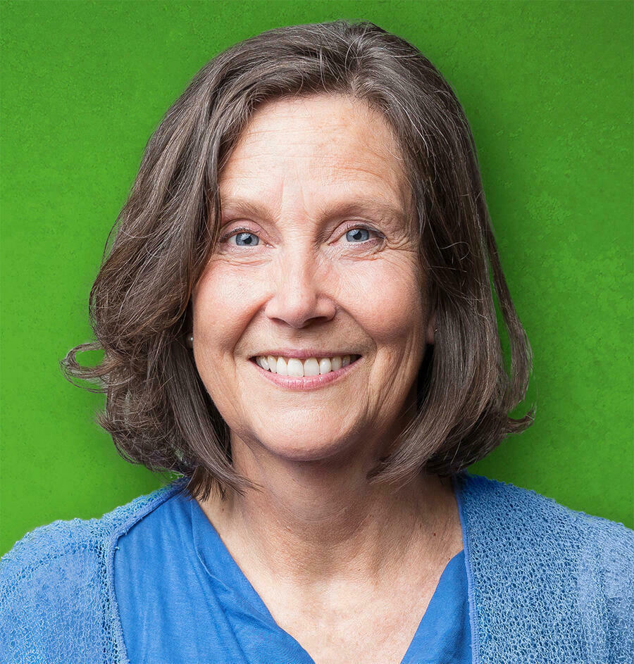 Das BIld zeigt eine Portraitaufnahme der Bezirksrätin Dr. Frauke Schwaiblmair lächelnd vor einem grünen HIntergrund.