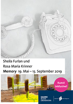 Das Titelbild des Einladungslyers zur Ausstellung "Memory" mit Shielaa Furlan und Rosam Maria Krinner vom 19. mai bis zum 13 September mitg zwei Motiven der Künstlerinnen. Oben Der fernsprhapparat von Sheila furlan, unten die Bekehrmaschine von Rosa Maria Krinner.