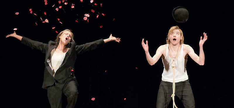 Collage: Zwei Schauspieler spielen auf einer Bühne vor schwarzem HIntergrund.