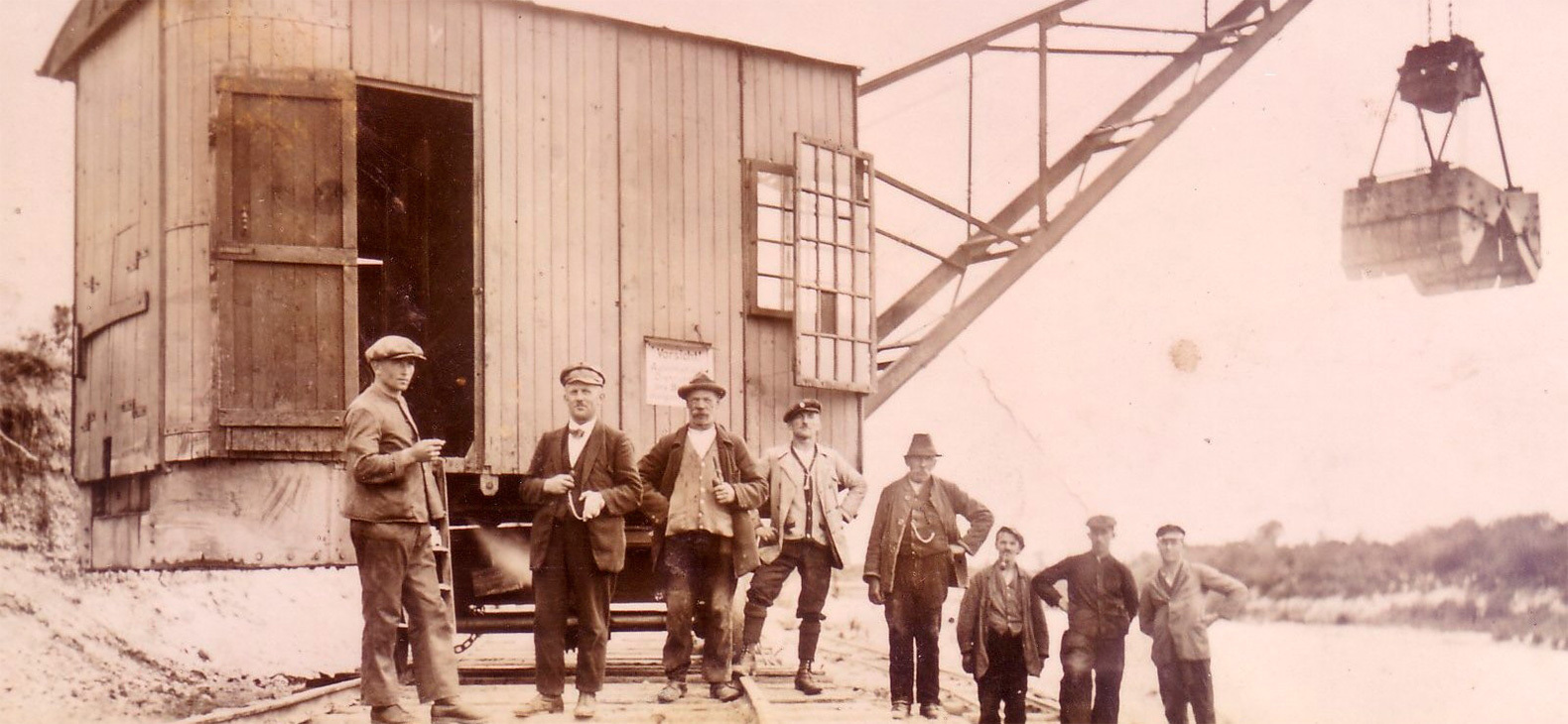Antike Fotografie: Männer vor Bauwagen