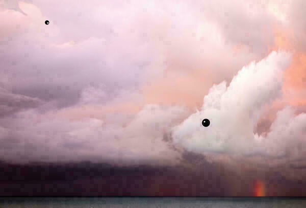 Foto von Wolken: Durch reingearbeitete Punkte sehen zwei davon aus wie Hasen