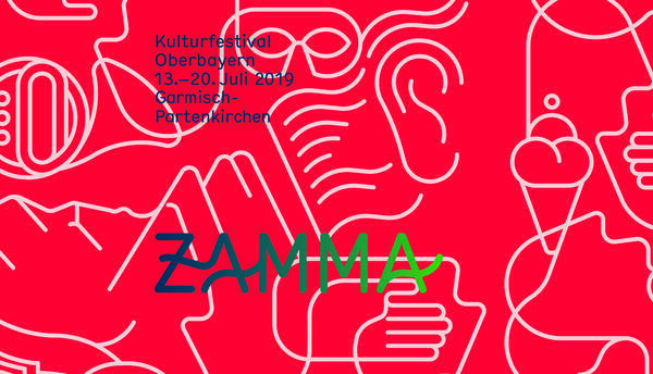 Ein roter Hintergrund mit verschiedenen, in weiß aufgezeichneten Symbolen. Im Vordergrund der ZAMMA-Schriftzug mit Farbverlauf von blau nach grün sowie den Daten des Festivals in blauer Schrift.