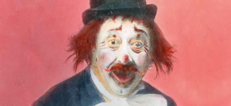 Ein historisches handcoloriertes Foto mit einem Mann im Clownskostüm