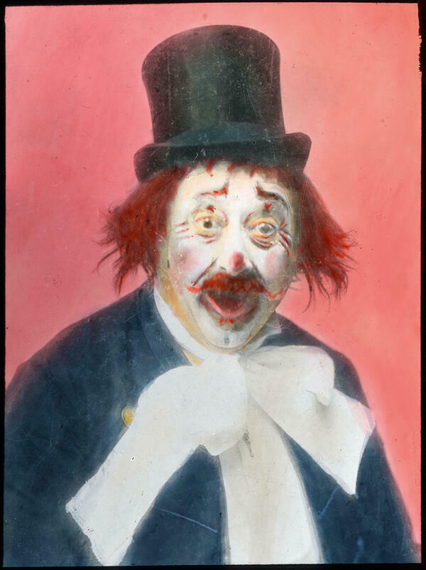 Ein historisches handcoloriertes Foto mit dem legendären Schausteller und Theaterdirektor Michael August Schichtl im Clownskostüm, koloriertes Glasdiapositiv, 9 x 12 cm (Foto: Stadtarchiv München)