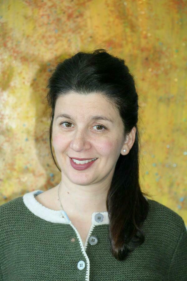 Pychologin Dr. Anna Beraldi schaut lächelnd in die Kamera