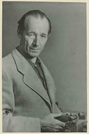 Schwarz-weiß-Halbportrait von Josef Henselmann im Halbprofil, sitzend