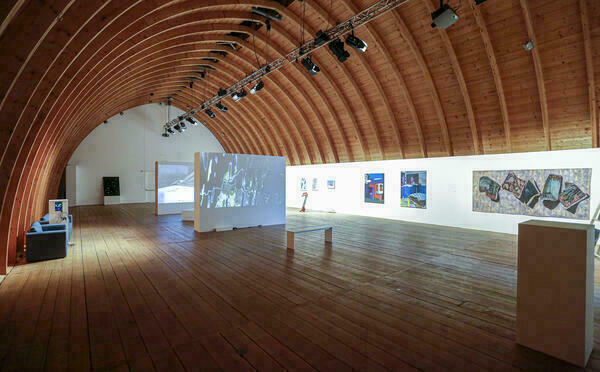 Blick in das Tonnengewölbe des europäischen Künstlerhauses Oberbayern in Freising, in dem verschiedene Kunstobjekte verteilt sind.