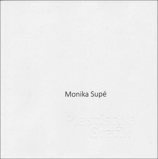 Auf grauem Hintergrund steht in dunkelgrauer Schrift der Name "Monika Supé"