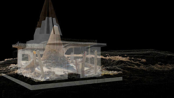Das Kunstwerk zeigt übereinanderprojeziert eine architektonische Computersimulation und Fotografien der Ruine eines zerstörten jesidischen Tempels.