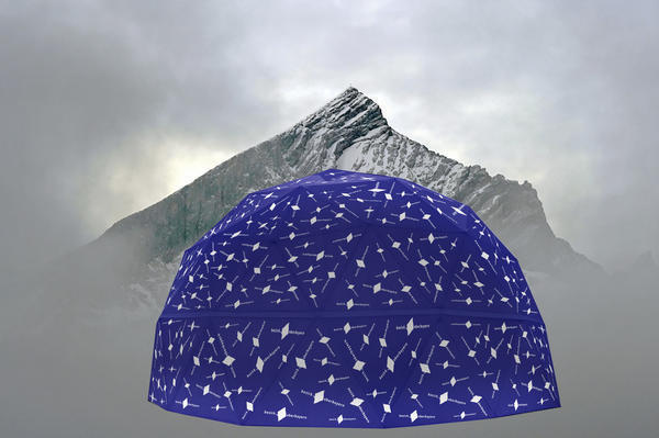 Simulation einer blauen Stoffkuppel mit weißen Bezirk-Oberbayern-Logos vor der in Nebel gehüllten Zugspitze.