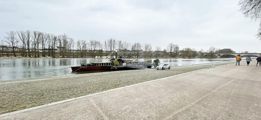 Residenzprogramm Schafhof / Bezirk Oberbayern: Fokus > Orléans; Bild: Ansicht eines flachen Schiffs auf dem Fluss Loire, das an einem Steg anliegt