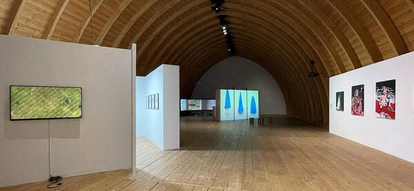 Ausstellung Fokus > Europa IV | Fragmentierte Welt; Bild: Ansicht des Tonnengewölbes vom Eingang des Ausstellungsraums im Obergeschoss. Zu sehen sind von links: Video 