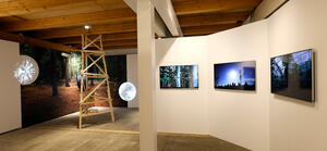 Bild vergrößern: Ausstellung Spectral Constellations des Künstlerduos Semiconductor. Bild: Ansicht der Galerie im Erdgeschoss, es sind die Arbeit 