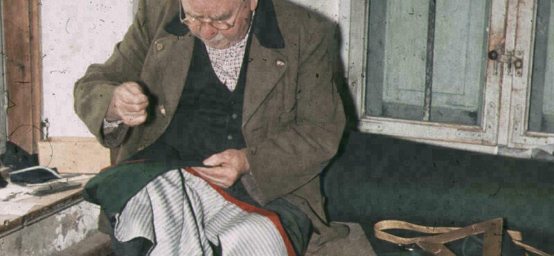 Schneider beim Nähen eines Gwands. Altbaiern. 1950er Jahre.