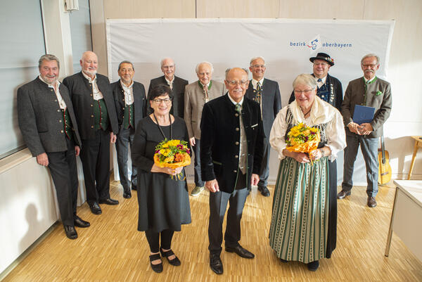 Gruppenfoto der Geehrten vom 18.10.2021 um Bezirkstagspräsident Josef Mederer (Mitte).