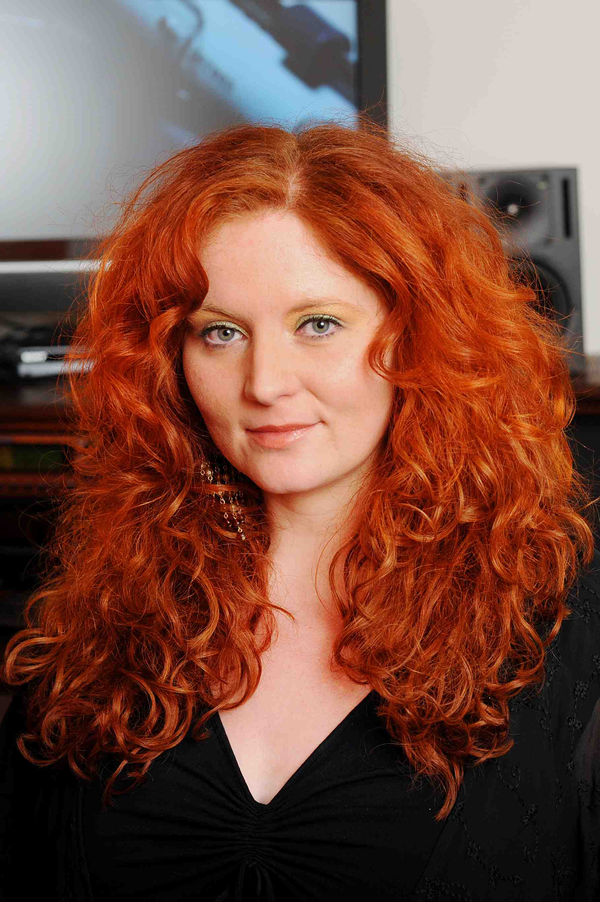  Frau mit langen roten Haaren