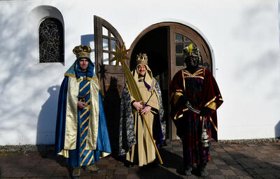 Drei Männer in der Verkleidung der Heiligen drei Könige 