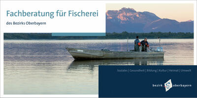Titelbild: Fischerboot mit zweei Männern auf einem See mit Wald und Bergen im Sonnenuntergang