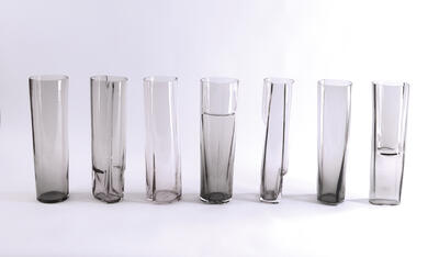 7 mundgeblasene längliche weiße Gläser in einer Reihe, jedes schaut etwas anders aus.