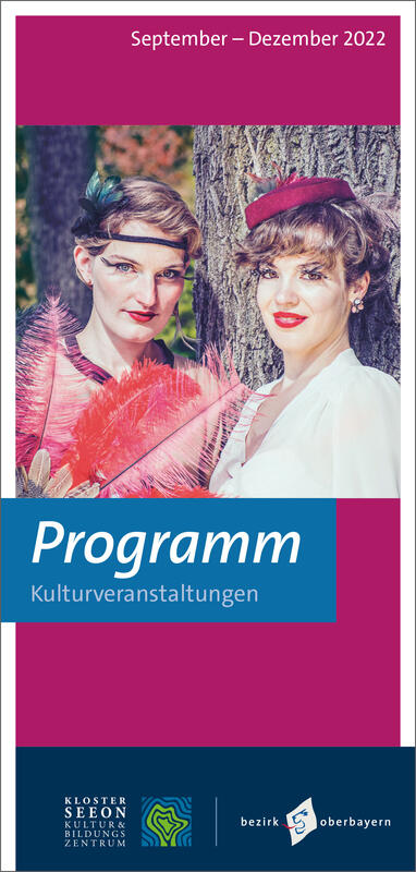 Cover mit der Aufschrift Programm Kultveranstaltungen September bis Dezember: Als Bild zwei junge Frauen mit Kurzhaarschnitt, Srtinrband und Kappe im Stil der Zwanziger Jahre