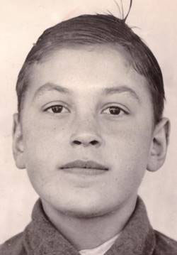 Ein schwarz-weiß Foto eines Jugendlichen. 