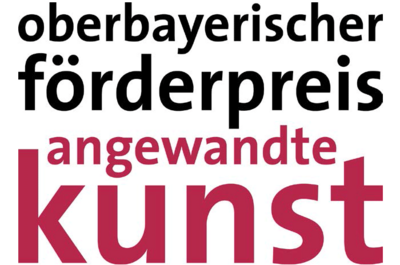 Quadratisches Logo mit Schrift in zwei Farben: Schwarz: Oberbayerischer Förderpreis, Weinrot: Angewandte Kunst