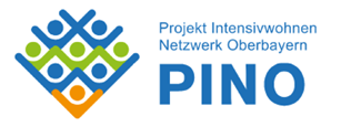 Das Logo des Projekts "PINO - Projekt Intensivwohnen Oberbayern" besteht aus zwei Spalten. Links ist eine Grafik zu sehen, in welcher acht Symbole für Personen, die die Arme wie zum Jubel in die Luft strecken, dargestellt sind. Sie sind in den Farben blau, grün und orange gehalten und zu einem auf seiner Spitze stehenden Quadrat angeordnet. In der rechten Spalte ist unten der Schriftzug "PINO" in blauen Großbuchstaben dargestellt. Darüber ist die Langform "Projekt Intensivwohnen Netzwerk Oberbayern" in blau ausgeschrieben dargestellt.